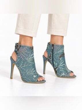 Olivia Miller Floral Embroidered Peep Toe Heels Women’s Size 9 Blue